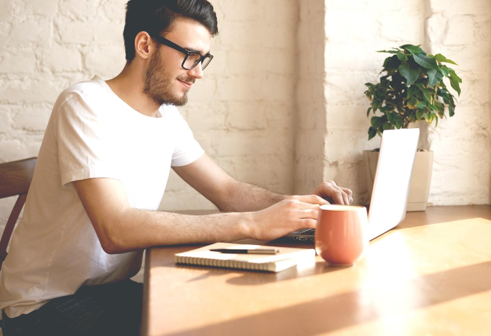 Professionelle Trading-Arbeitsplatz mit mehreren Monitoren